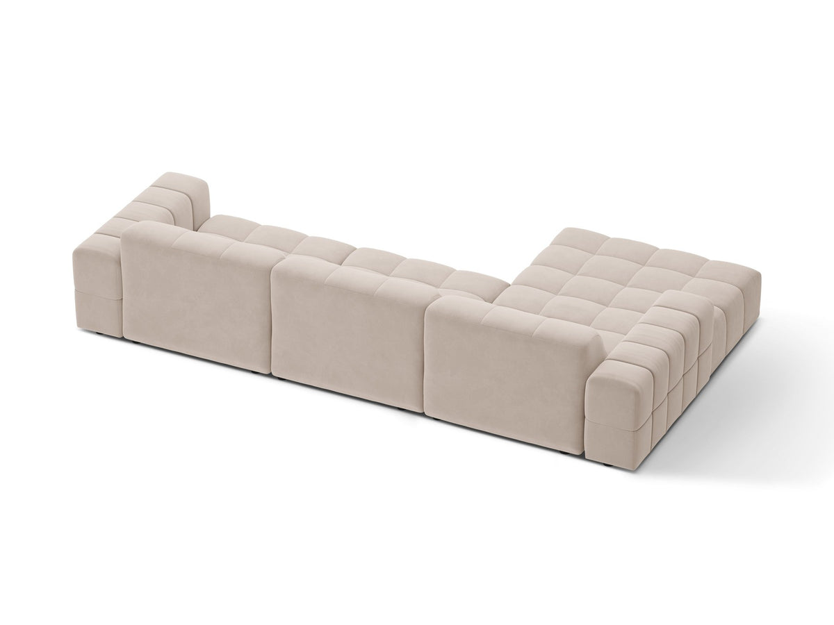Linksseitiges L-Sofa Jennifer von Micadoni in leichtem Beige, Bluvel-Stoff, mit schwarzen Kunststoffbeinen und niedriger Rückenlehne.