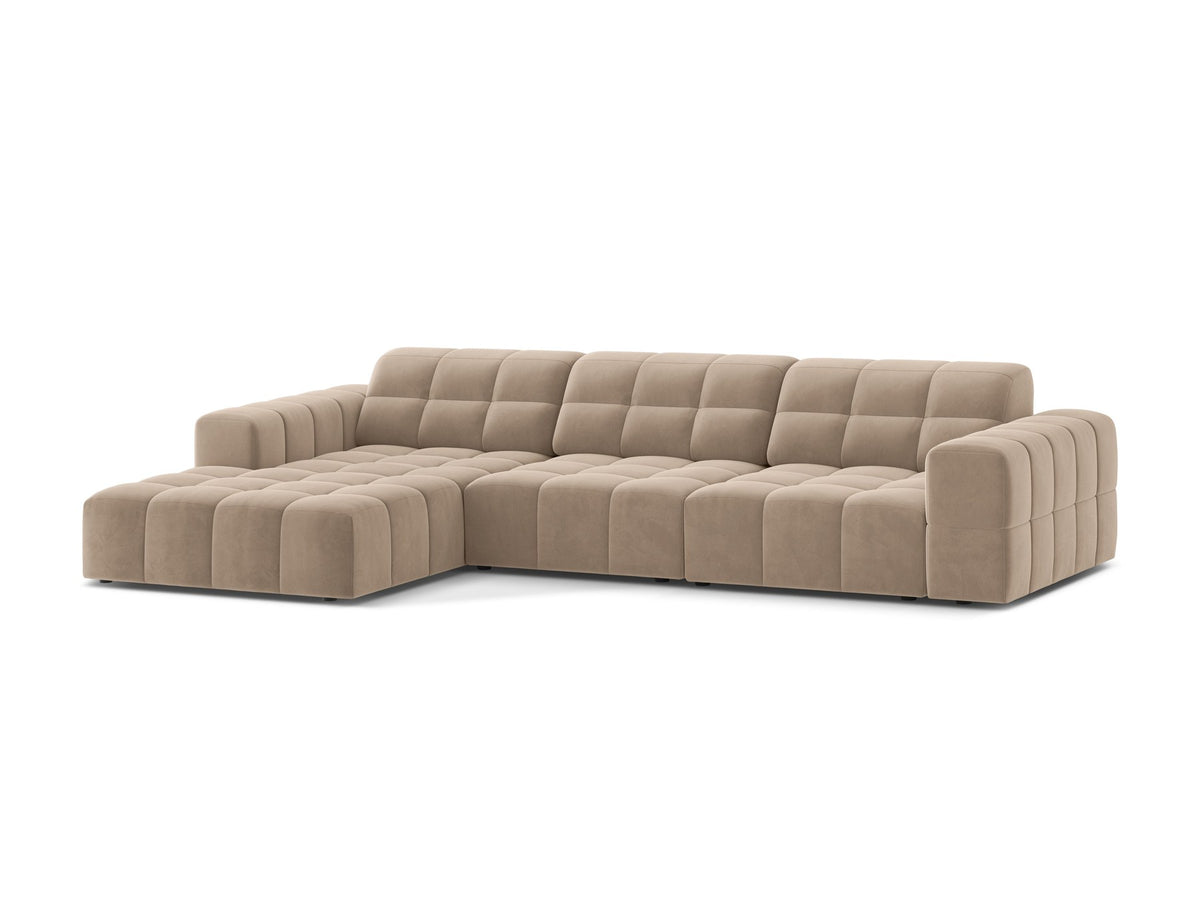 Linksseitiges L-Sofa Jennifer von Micadoni in leichtem Beige, Bluvel-Stoff, mit schwarzen Kunststoffbeinen und niedriger Rückenlehne.