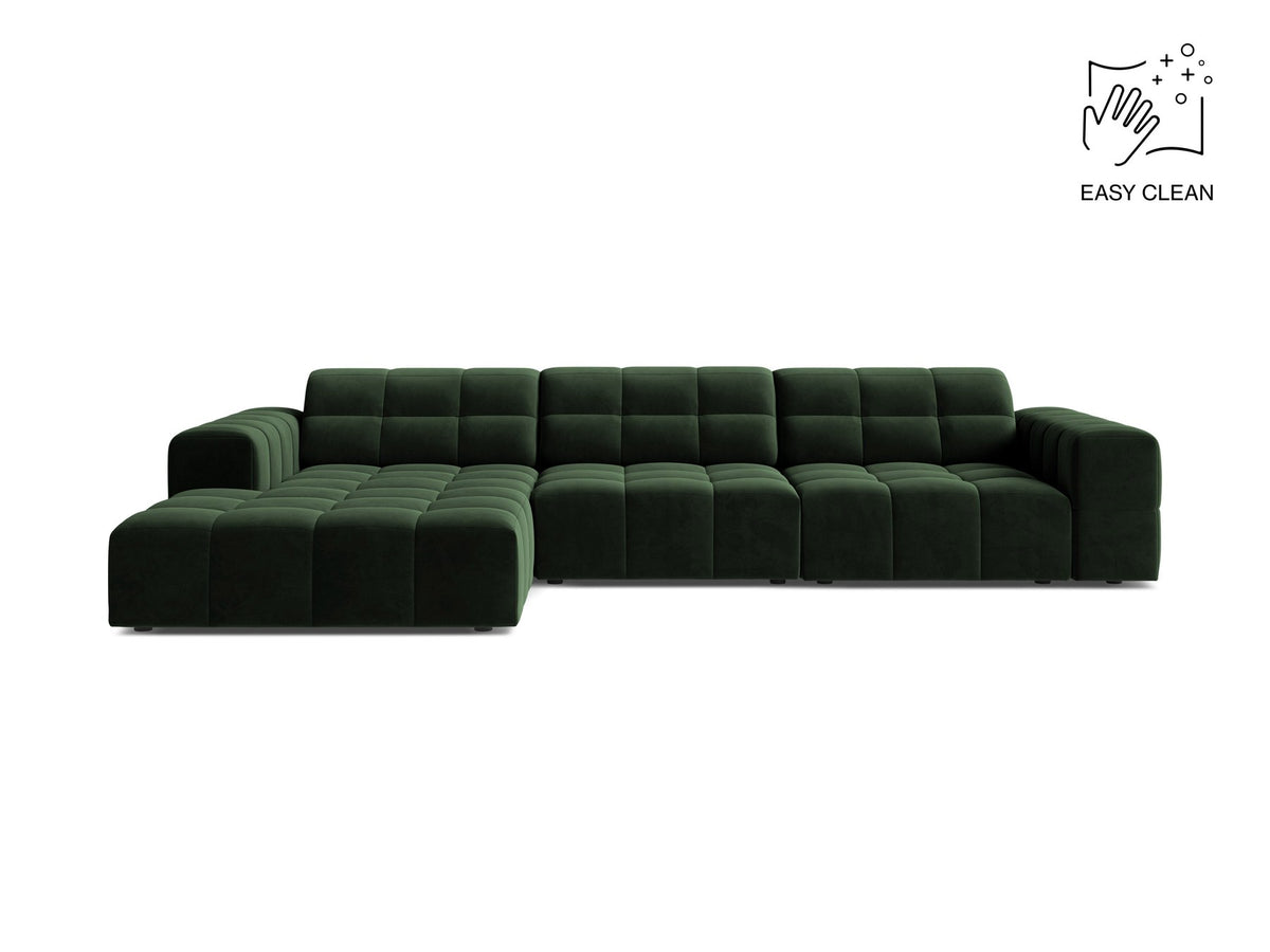 Linksseitiges L-Sofa Jennifer von Micadoni in leichtem Beige, Bluvel-Stoff, mit schwarzen Kunststoffbeinen und niedriger Rückenlehne.