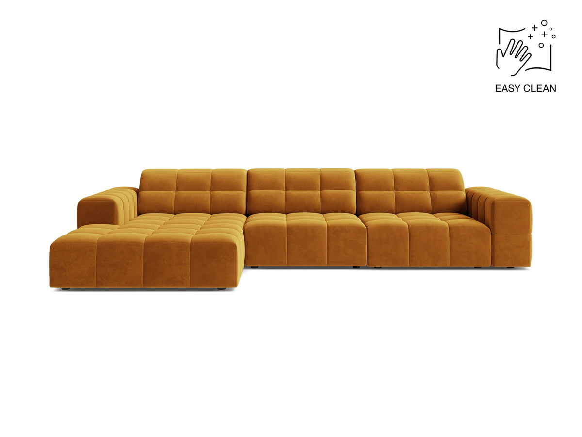 Linksseitiges L-Sofa Jennifer von Micadoni in leichtem Beige, Bluvel-Stoff, mit schwarzen Kunststoffbeinen und niedriger Rückenlehne.
