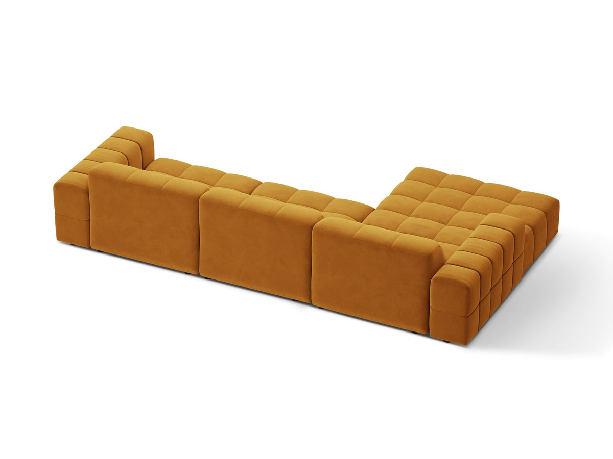 Linksseitiges L-Sofa Jennifer von Micadoni in leichtem Beige, Bluvel-Stoff, mit schwarzen Kunststoffbeinen und niedriger Rückenlehne.