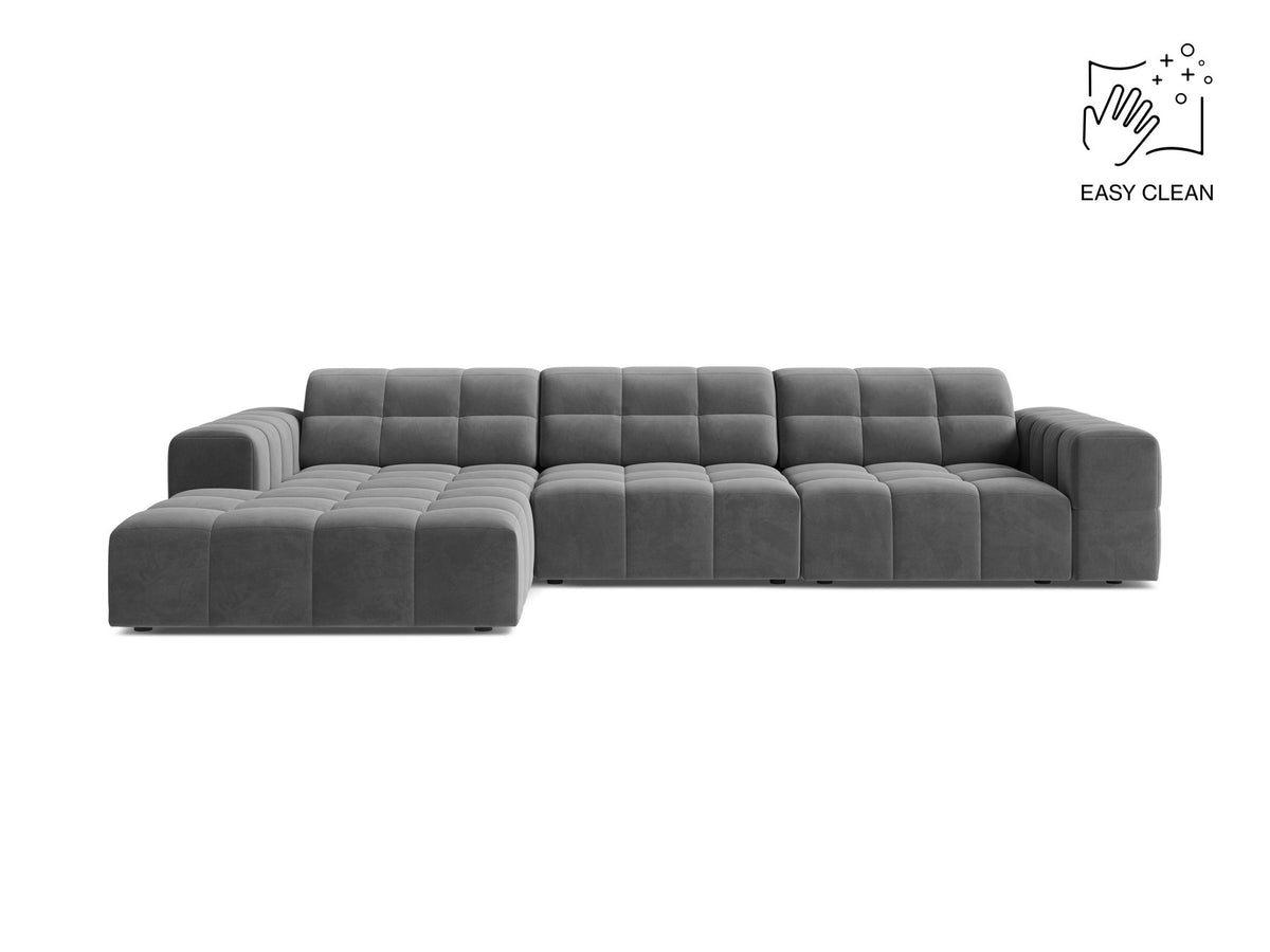 Linksseitiges L-Sofa Jennifer von Micadoni in leichtem Beige, Bluvel-Stoff, mit schwarzen Kunststoffbeinen und niedriger Rückenlehne.