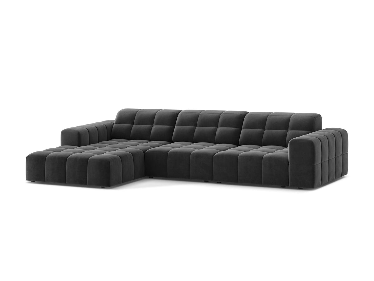 Linksseitiges L-Sofa Jennifer von Micadoni in leichtem Beige, Bluvel-Stoff, mit schwarzen Kunststoffbeinen und niedriger Rückenlehne.
