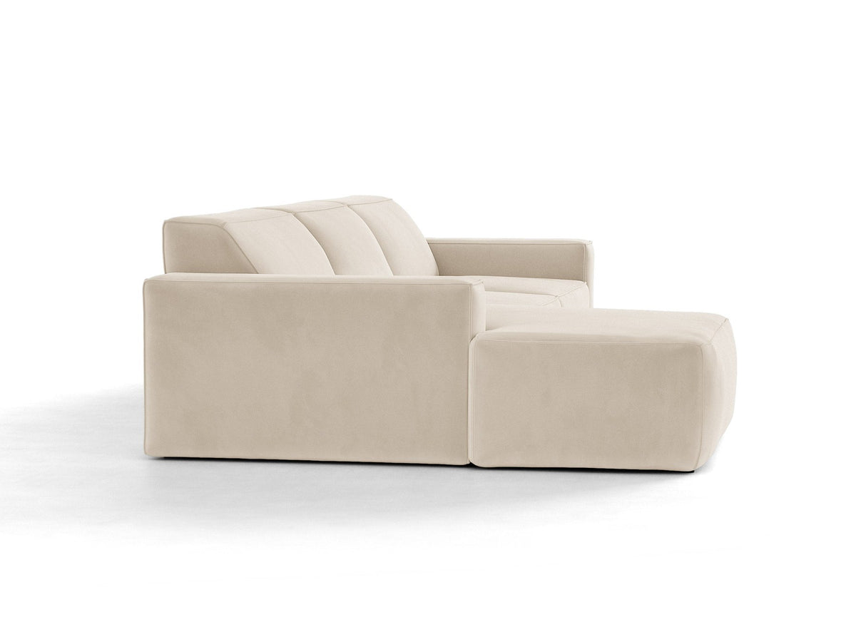 Modulares Ecksofa links von Micadoni in leichtem Beige mit Venus-Samtstoff-Bezug, schwarzen Kunststoffbeinen und niedriger Rückenlehne.