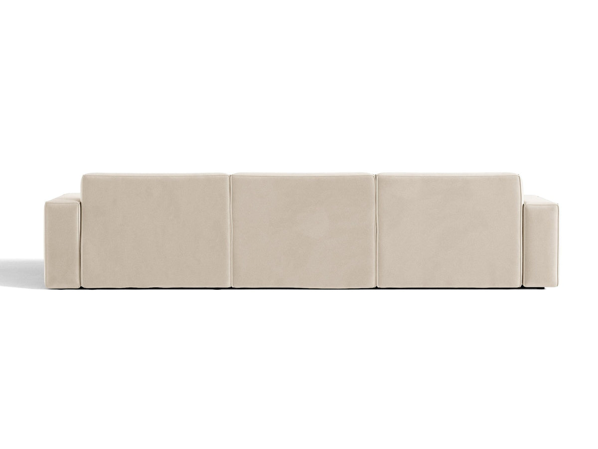 Modulares Ecksofa links von Micadoni in leichtem Beige mit Venus-Samtstoff-Bezug, schwarzen Kunststoffbeinen und niedriger Rückenlehne.