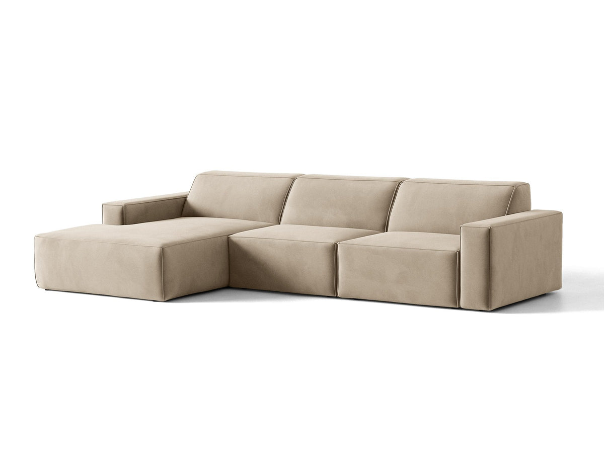 Modulares Ecksofa links von Micadoni in leichtem Beige mit Venus-Samtstoff-Bezug, schwarzen Kunststoffbeinen und niedriger Rückenlehne.