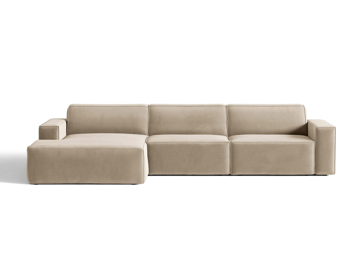 Modulares Ecksofa links von Micadoni in leichtem Beige mit Venus-Samtstoff-Bezug, schwarzen Kunststoffbeinen und niedriger Rückenlehne.