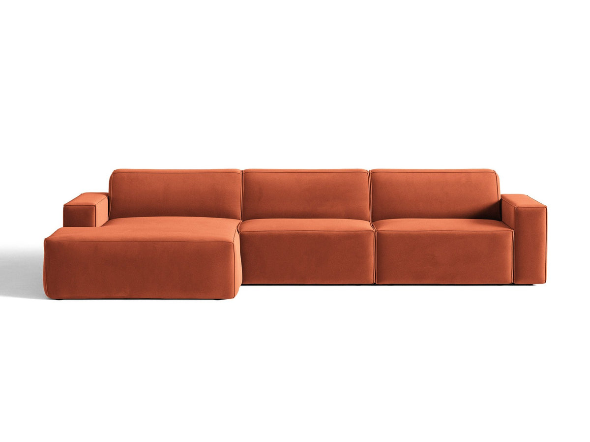 Modulares Ecksofa links von Micadoni in leichtem Beige mit Venus-Samtstoff-Bezug, schwarzen Kunststoffbeinen und niedriger Rückenlehne.