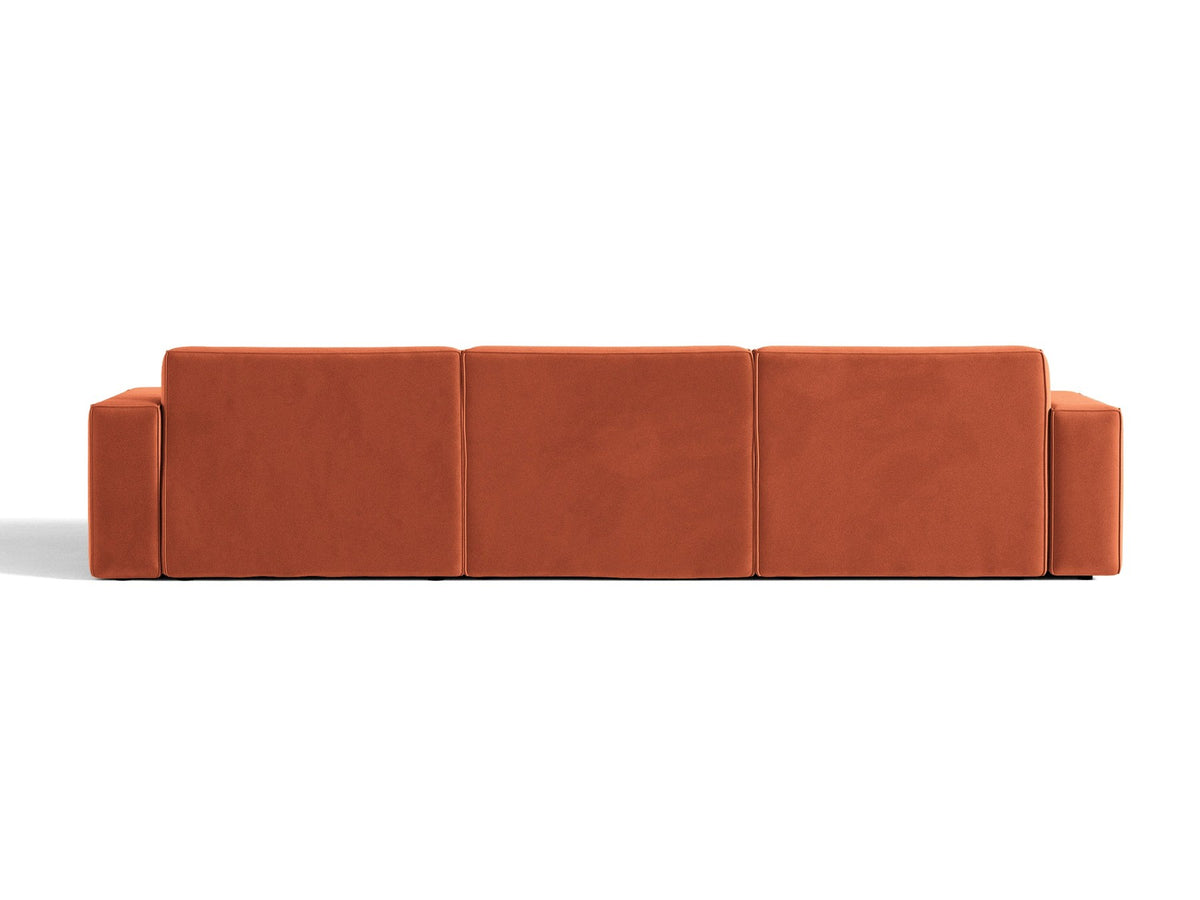 Modulares Ecksofa links von Micadoni in leichtem Beige mit Venus-Samtstoff-Bezug, schwarzen Kunststoffbeinen und niedriger Rückenlehne.