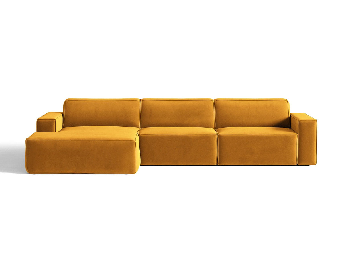 Modulares Ecksofa links von Micadoni in leichtem Beige mit Venus-Samtstoff-Bezug, schwarzen Kunststoffbeinen und niedriger Rückenlehne.
