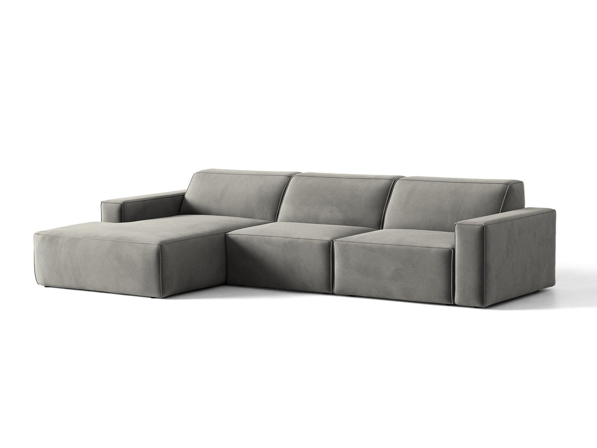 Modulares Ecksofa links von Micadoni in leichtem Beige mit Venus-Samtstoff-Bezug, schwarzen Kunststoffbeinen und niedriger Rückenlehne.