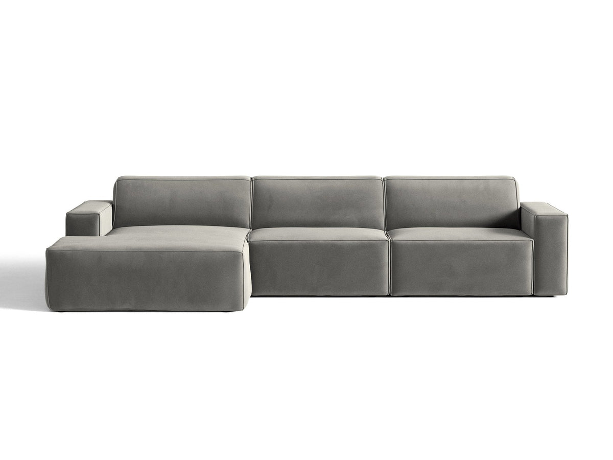 Modulares Ecksofa links von Micadoni in leichtem Beige mit Venus-Samtstoff-Bezug, schwarzen Kunststoffbeinen und niedriger Rückenlehne.