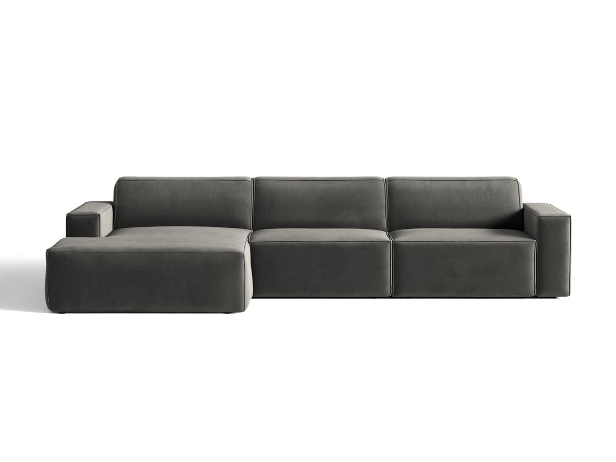 Modulares Ecksofa links von Micadoni in leichtem Beige mit Venus-Samtstoff-Bezug, schwarzen Kunststoffbeinen und niedriger Rückenlehne.