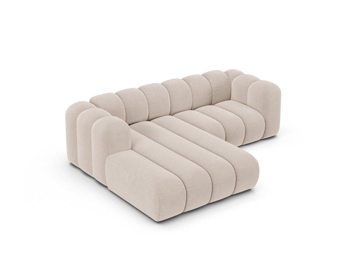 Lupine Linkes Ecksofa von Micadoni in Beige, L-förmiges Ecksofa mit Samtstoff Venus, schwarzen Kunststoffbeinen, Ausrichtung links.