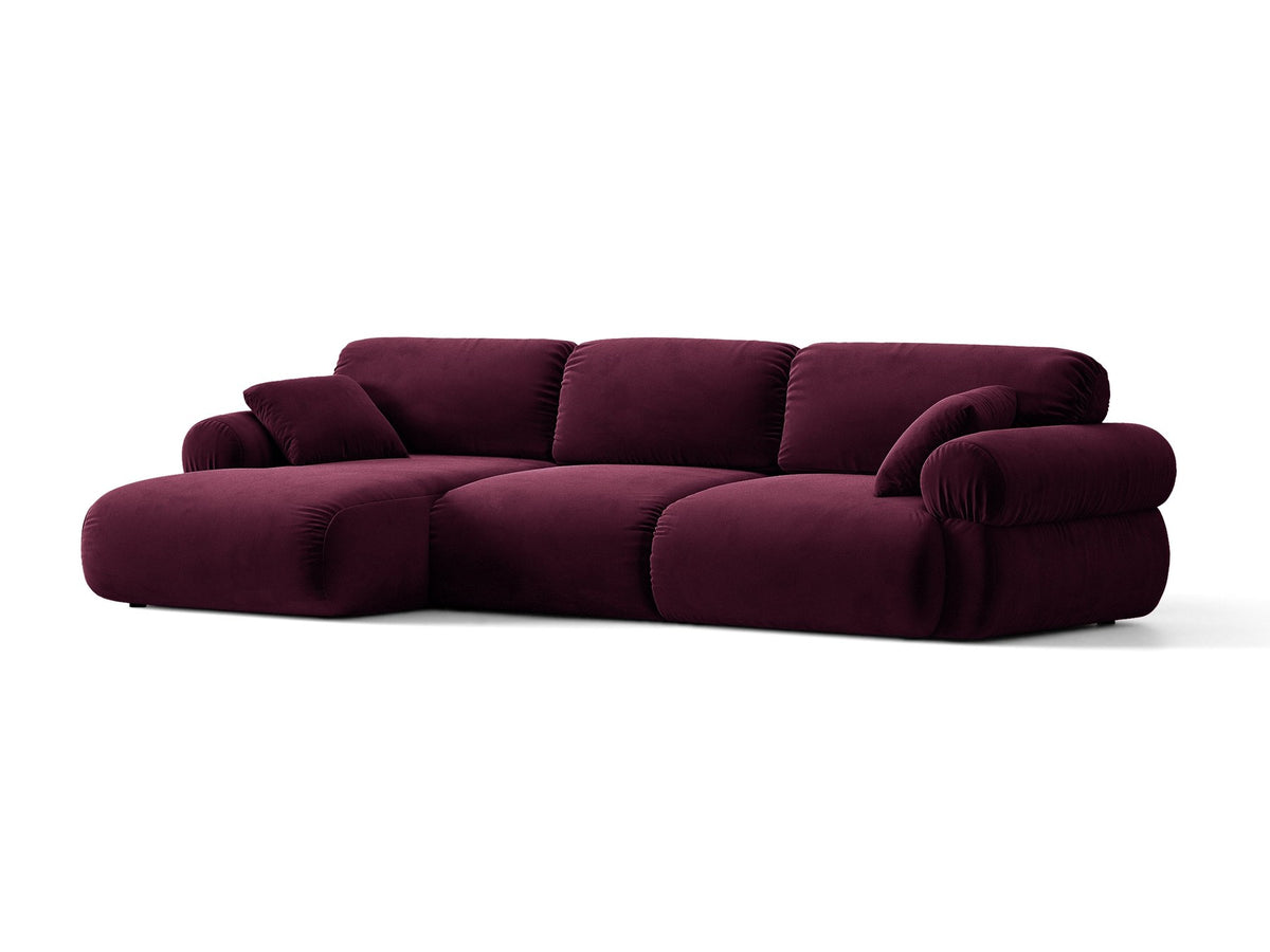Beiges L-Sofa links Ophelia von Micadoni mit Liberty-Stoffbezug, niedriger Silhouette, schwarzen Kunststoffbeinen und tiefer Sitzfläche.