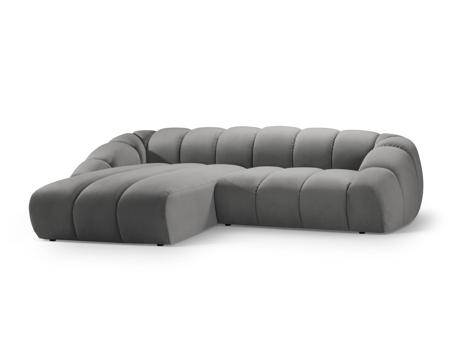 Erleben Sie das stilvolle Diana Velour links Ecksofa 4 Sitzer von Micadoni – luxuriöses Velours, modernes Design und optimaler Komfort für Ihr Zuhause.