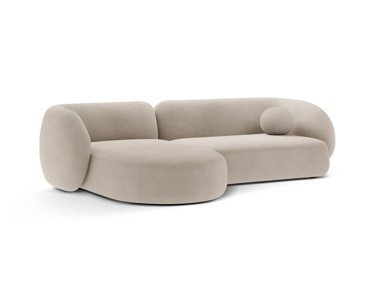 Produktfoto des weissen Kate Ecksofas links von Micadoni mit Bouclé-Stoffbezug, schwarzen Kunststoffbeinen und niedriger Rückenlehne.