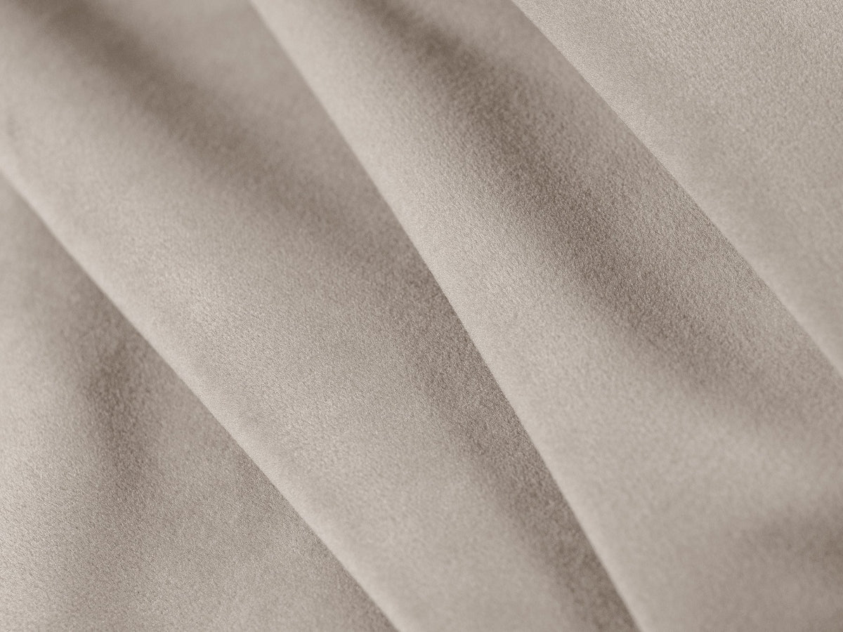 Produktfoto des weissen Kate Ecksofas links von Micadoni mit Bouclé-Stoffbezug, schwarzen Kunststoffbeinen und niedriger Rückenlehne.