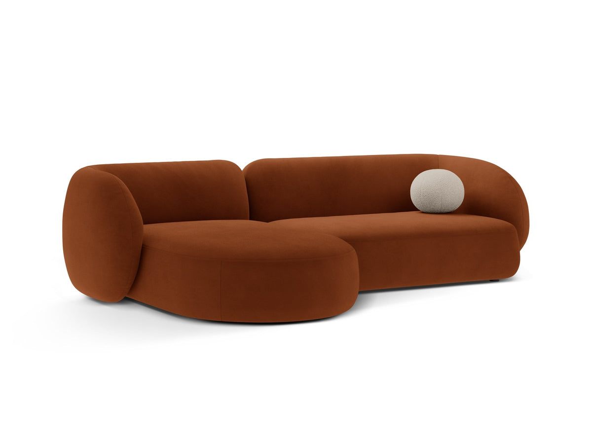 Produktfoto des weissen Kate Ecksofas links von Micadoni mit Bouclé-Stoffbezug, schwarzen Kunststoffbeinen und niedriger Rückenlehne.