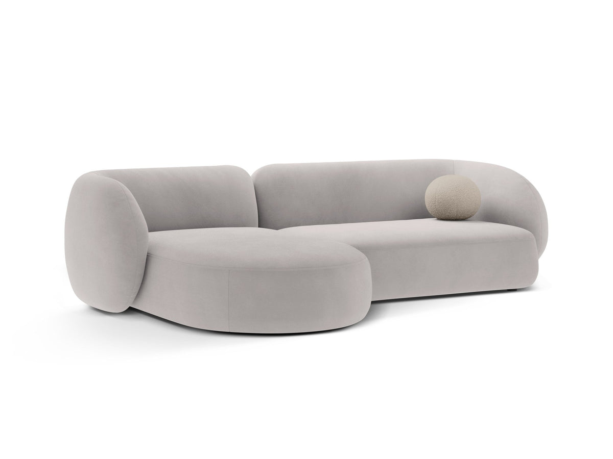 Produktfoto des weissen Kate Ecksofas links von Micadoni mit Bouclé-Stoffbezug, schwarzen Kunststoffbeinen und niedriger Rückenlehne.