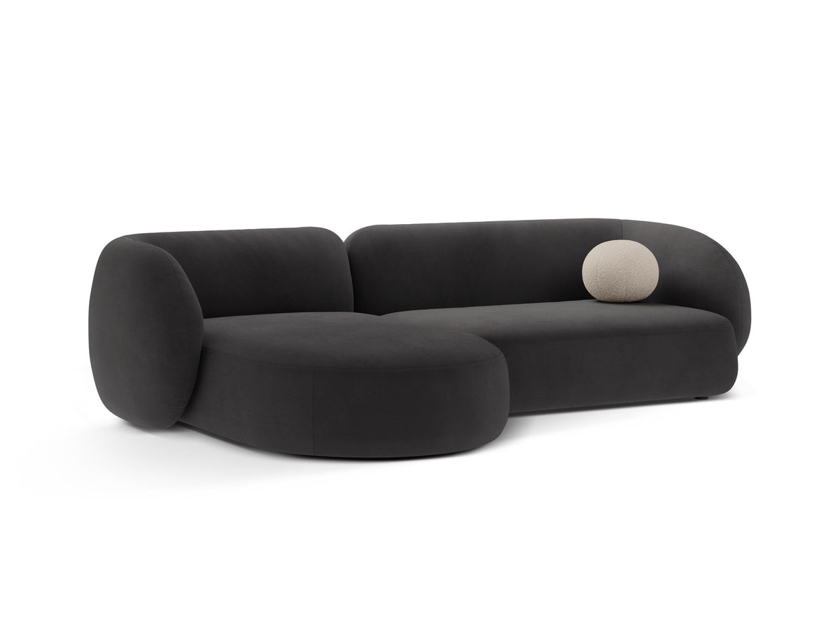 Produktfoto des weissen Kate Ecksofas links von Micadoni mit Bouclé-Stoffbezug, schwarzen Kunststoffbeinen und niedriger Rückenlehne.