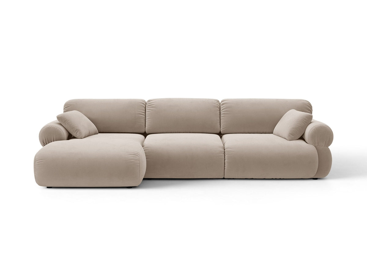 Beiges L-Sofa links Ophelia von Micadoni mit Liberty-Stoffbezug, niedriger Silhouette, schwarzen Kunststoffbeinen und tiefer Sitzfläche.