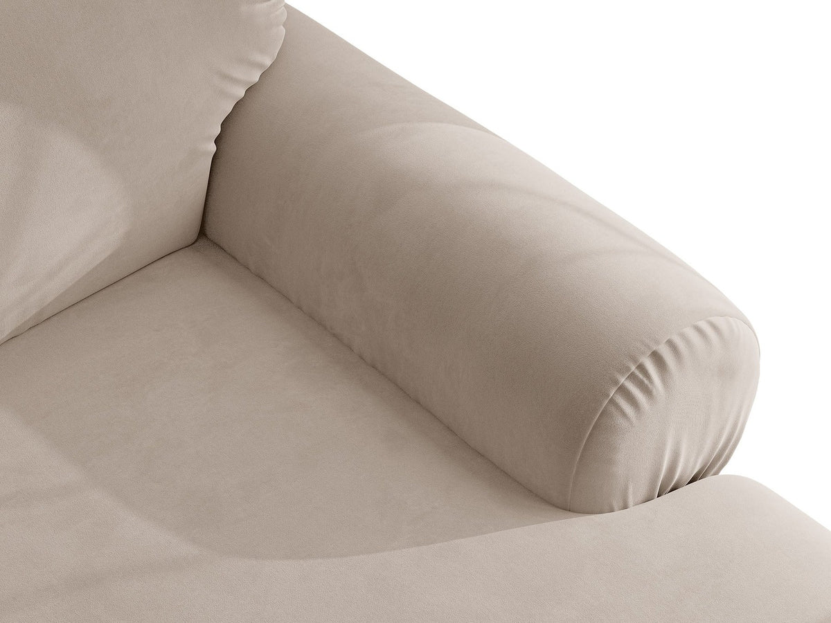 Beiges L-Sofa links Ophelia von Micadoni mit Liberty-Stoffbezug, niedriger Silhouette, schwarzen Kunststoffbeinen und tiefer Sitzfläche.