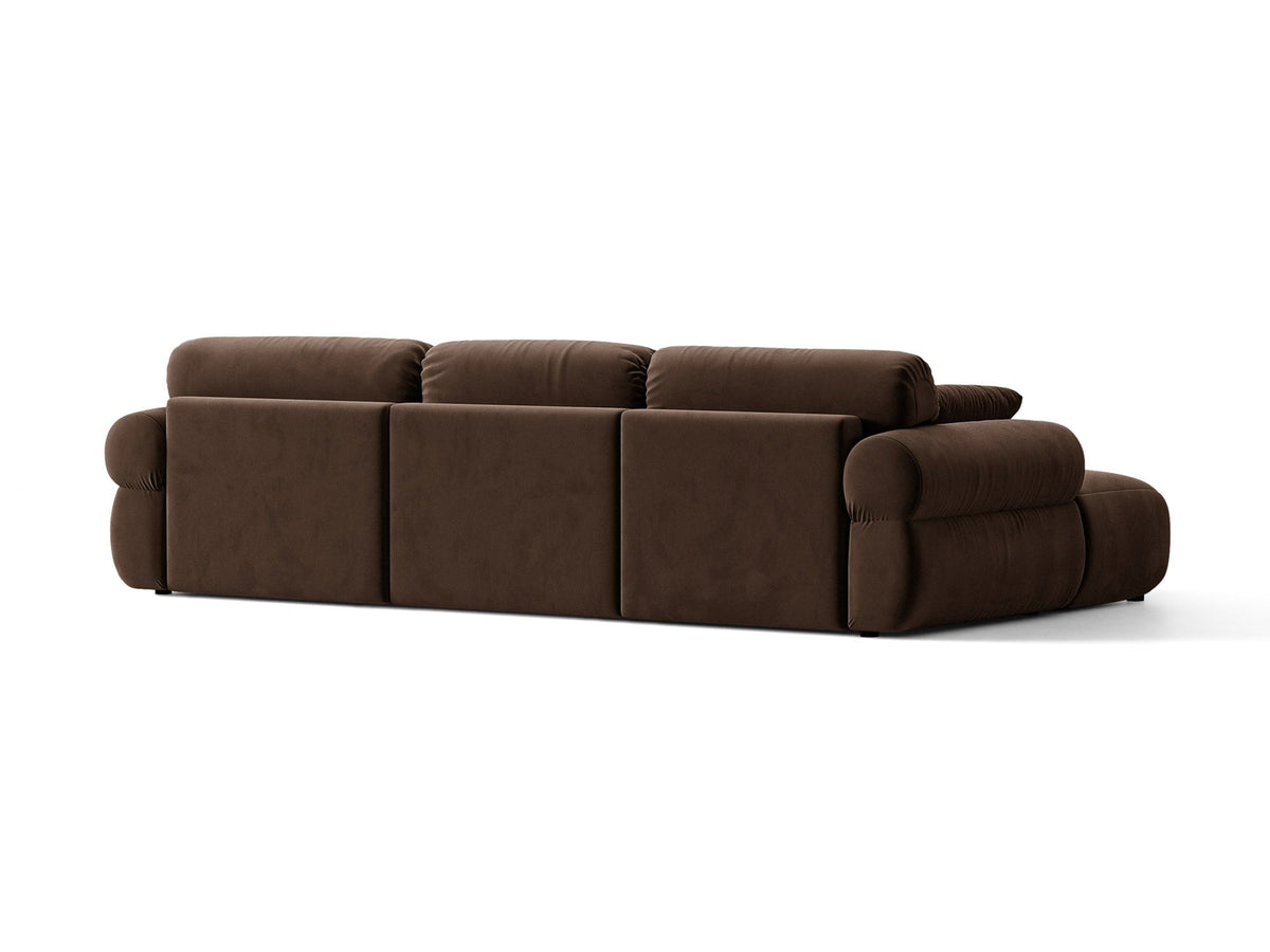 Beiges L-Sofa links Ophelia von Micadoni mit Liberty-Stoffbezug, niedriger Silhouette, schwarzen Kunststoffbeinen und tiefer Sitzfläche.