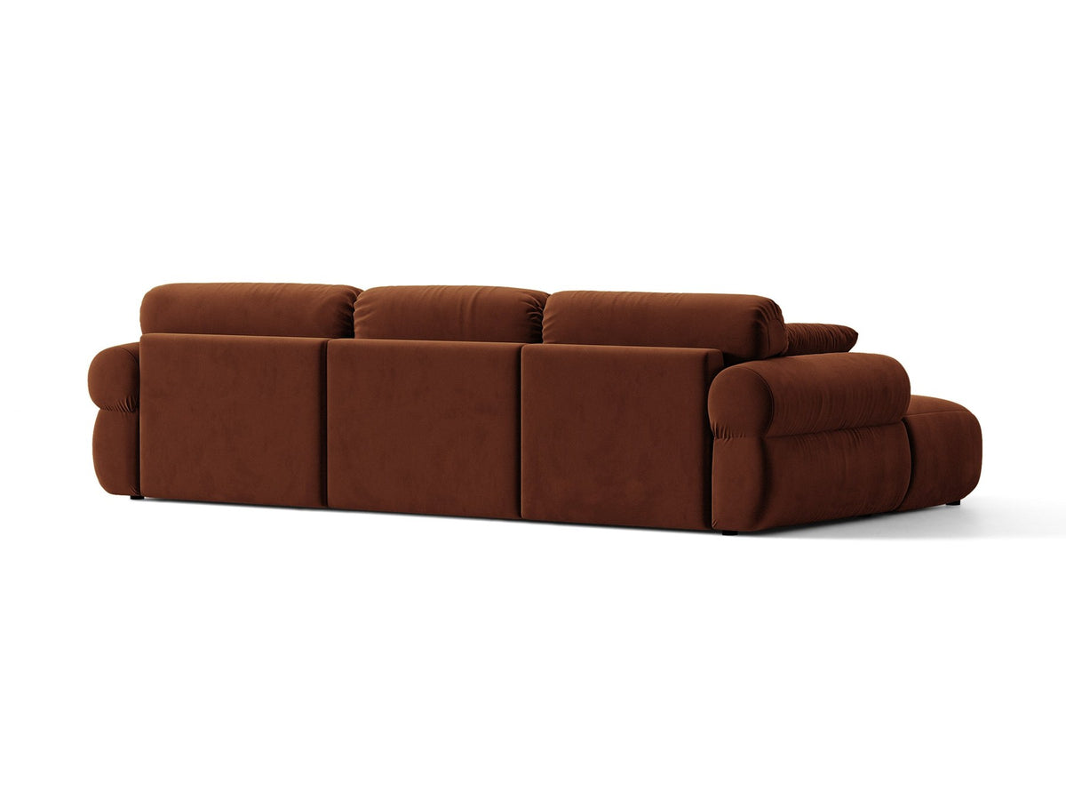 Beiges L-Sofa links Ophelia von Micadoni mit Liberty-Stoffbezug, niedriger Silhouette, schwarzen Kunststoffbeinen und tiefer Sitzfläche.