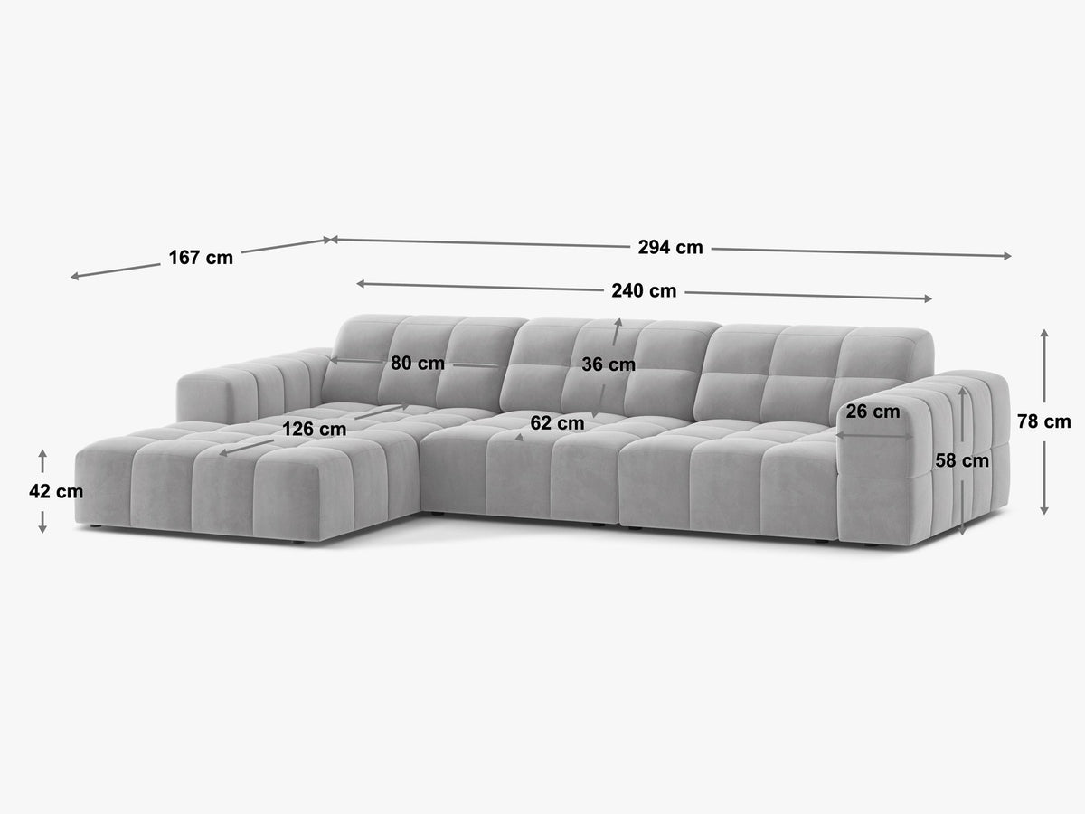 Linksseitiges L-Sofa Jennifer von Micadoni in leichtem Beige, Bluvel-Stoff, mit schwarzen Kunststoffbeinen und niedriger Rückenlehne.