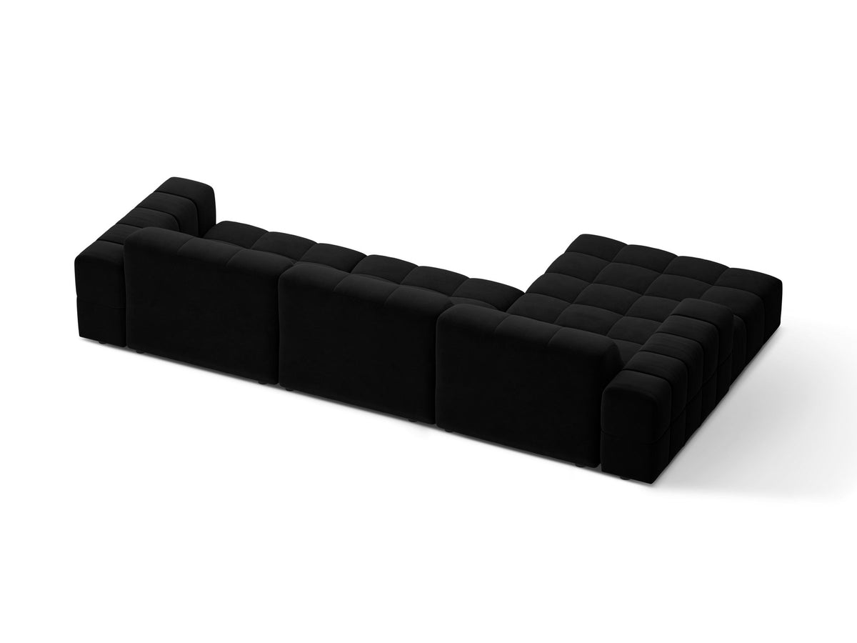 Linksseitiges L-Sofa Jennifer von Micadoni in leichtem Beige, Bluvel-Stoff, mit schwarzen Kunststoffbeinen und niedriger Rückenlehne.