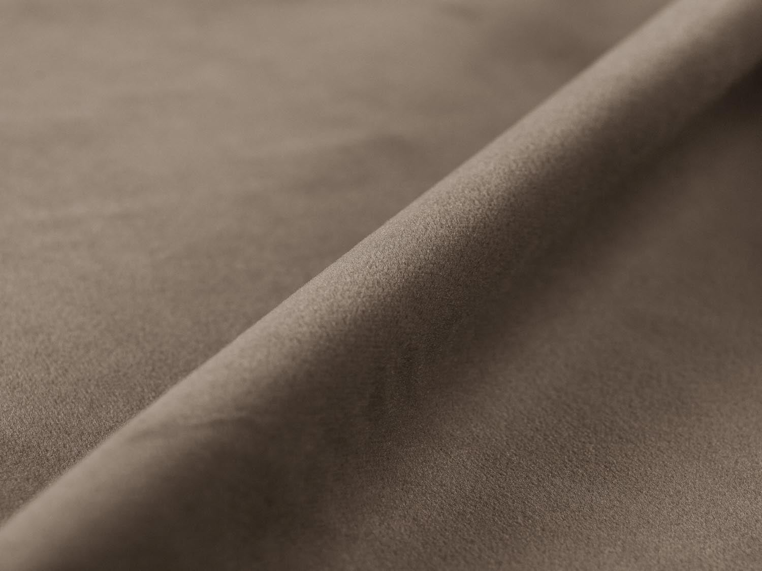 Modulares Nuria Velour Ecksofa in sanftem Grau, linksseitig, ideal für gemütliche Abende und modernes Wohndesign.