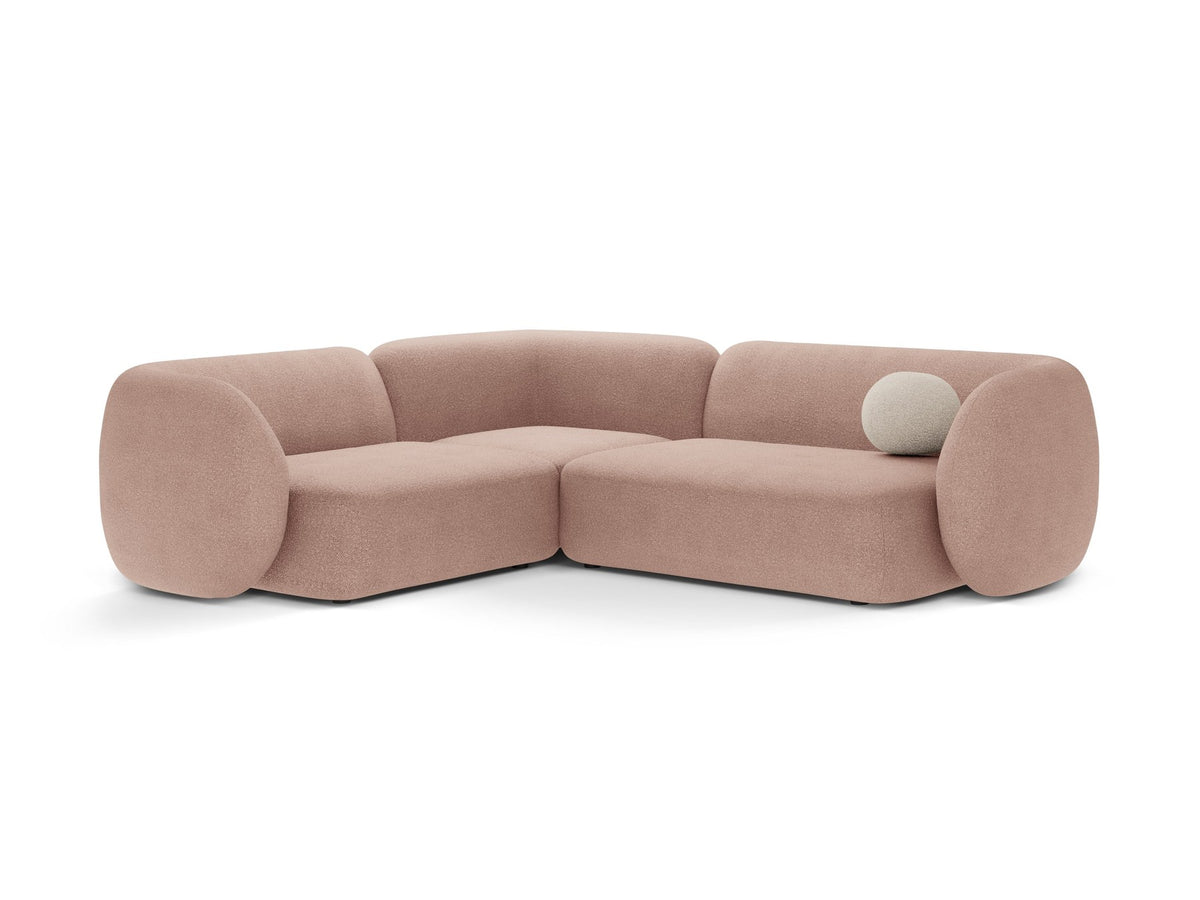 Weisses Ecksofa links Kate von Micadoni mit Bouclé-Stoff Baloo, schwarzen Kunststoffbeinen und niedriger Rückenlehne im Wohnraum.