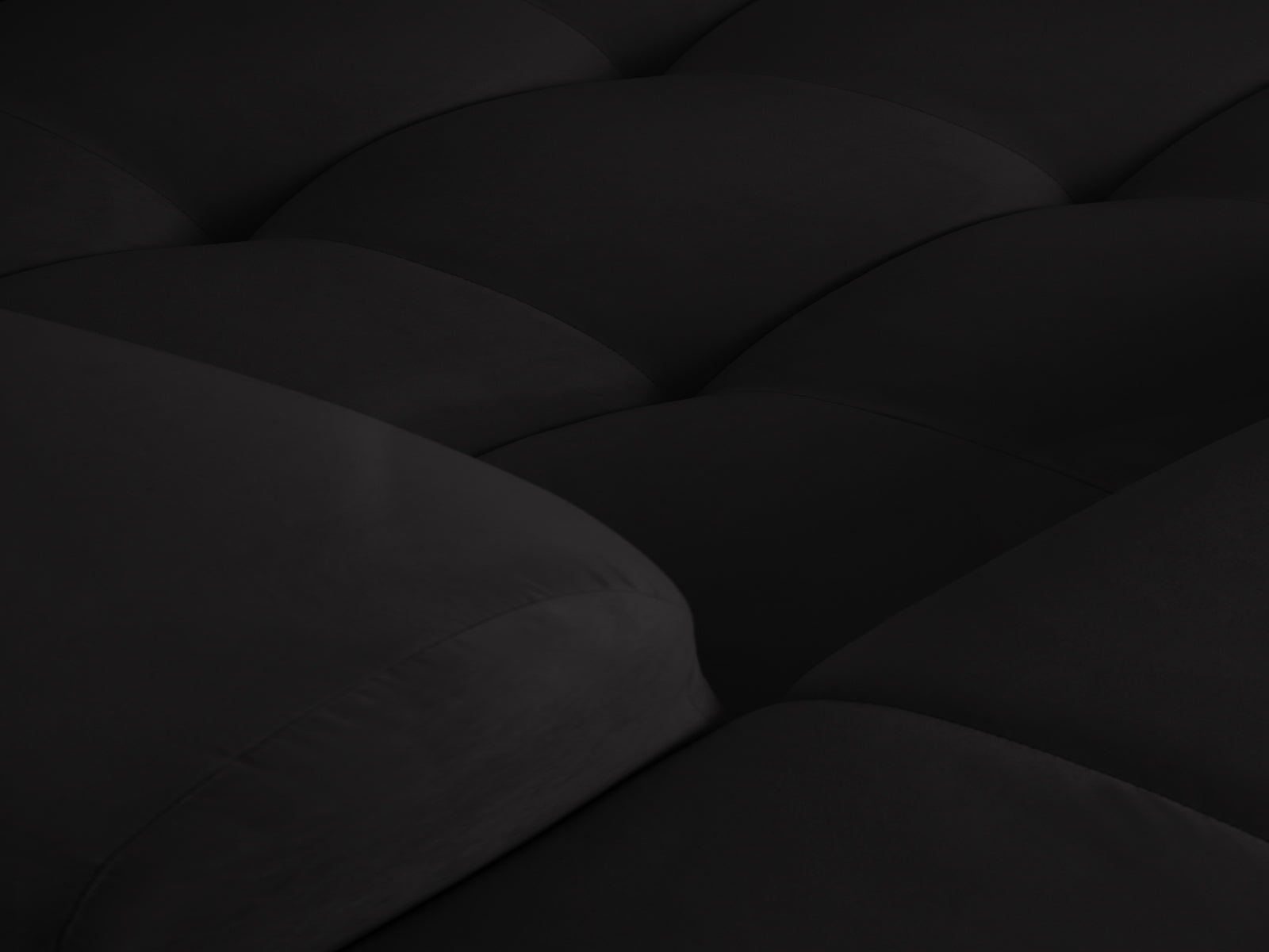 Elegantes Kendal Velour Ecksofa in stilvollem Schwarz, ideal für große Familien oder Freunde. 6-Sitzer von Micadoni bietet hohen Sitzkomfort und modernes Design.