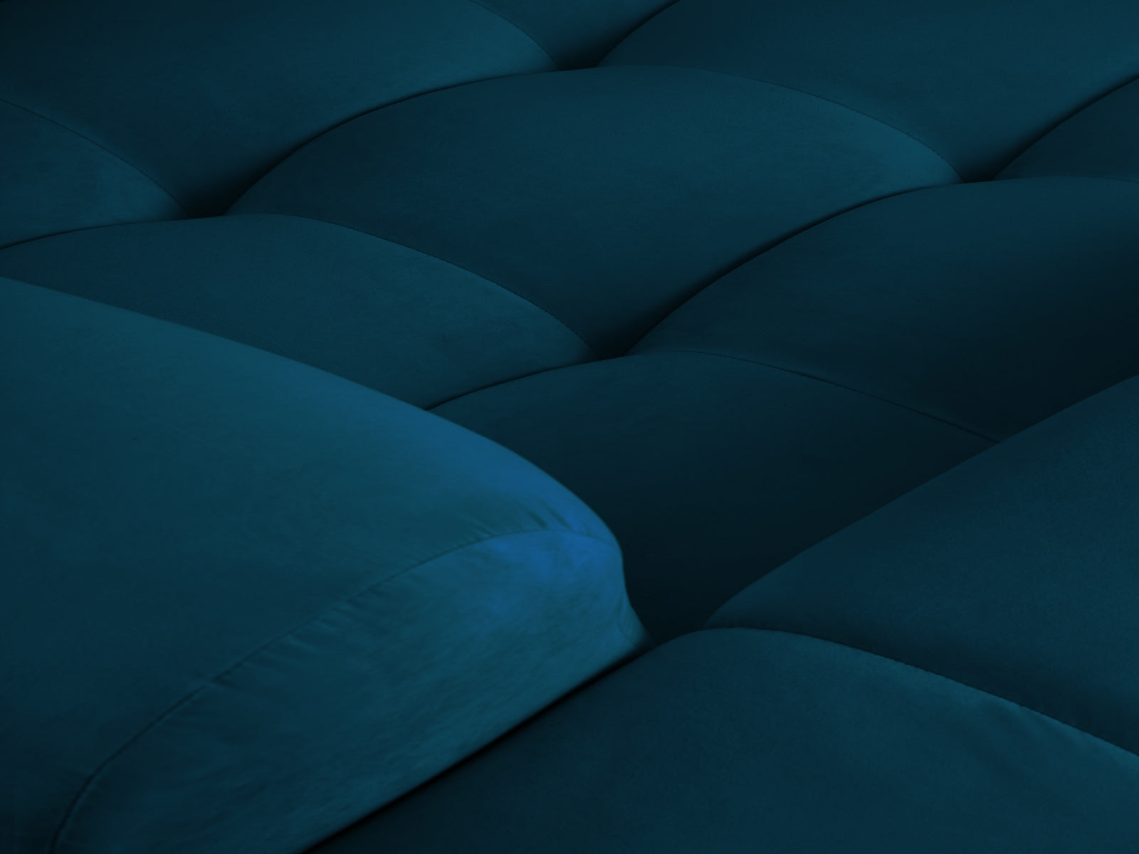 Elegantes Kendal Velour Ecksofa in tiefem Blau, 6-Sitzer, linksseitig, ideal für stilvolle und komfortable Wohnräume von Micadoni.