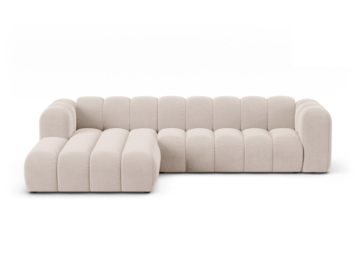 Lupines Ecksofa links von Micadoni in Beige mit Venus-Samtstoff, schwarzen Kunststoffbeinen und L-förmigem Design, Masse 290x177x70cm.