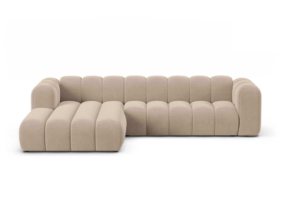 Lupines Ecksofa links von Micadoni in Beige mit Venus-Samtstoff, schwarzen Kunststoffbeinen und L-förmigem Design, Masse 290x177x70cm.