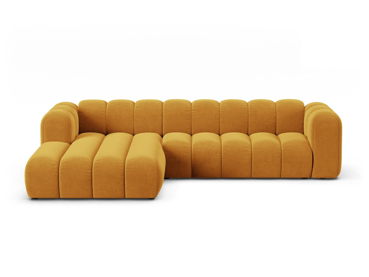 Lupines Ecksofa links von Micadoni in Beige mit Venus-Samtstoff, schwarzen Kunststoffbeinen und L-förmigem Design, Masse 290x177x70cm.