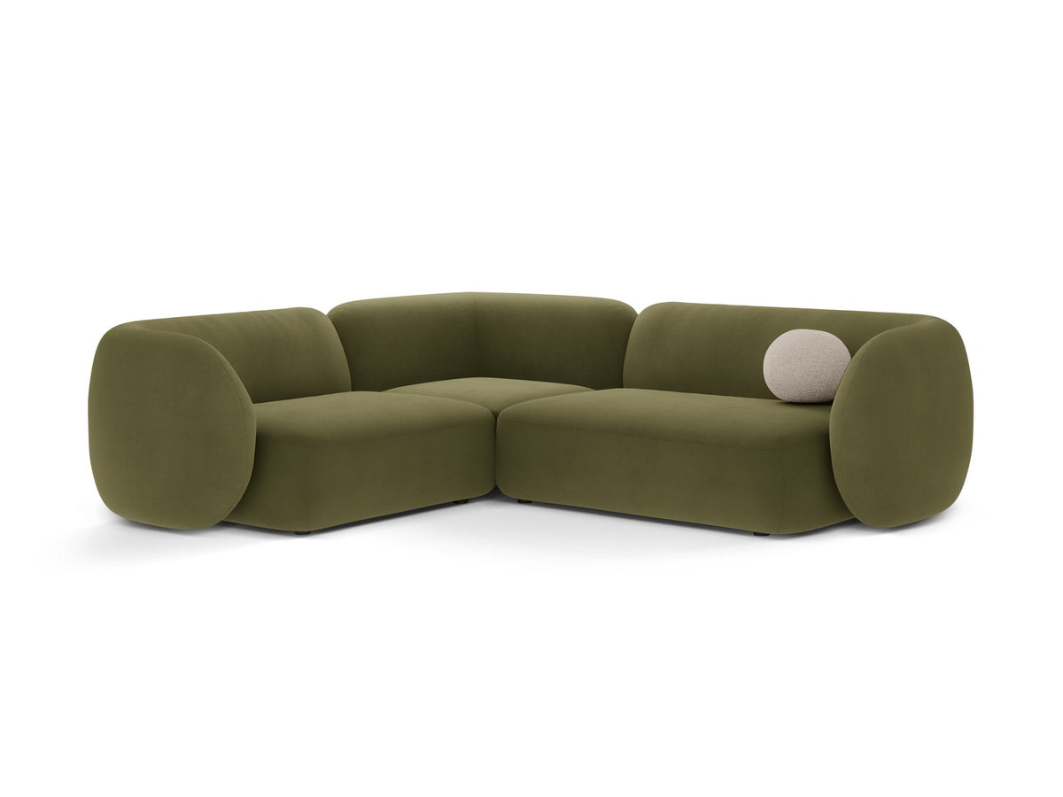 Weisses Ecksofa links Kate von Micadoni mit Bouclé-Stoff Baloo, schwarzen Kunststoffbeinen und niedriger Rückenlehne im Wohnraum.