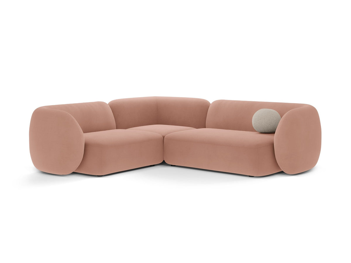 Weisses Ecksofa links Kate von Micadoni mit Bouclé-Stoff Baloo, schwarzen Kunststoffbeinen und niedriger Rückenlehne im Wohnraum.
