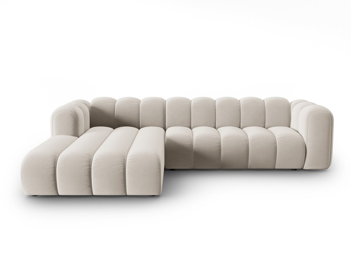 Lupine Velour modulares Ecksofa links 4 Sitzer in Beige-Salvador präsentiert im Onlineshop von KAQTU Design AG. L-Sofa links ist von Micadoni