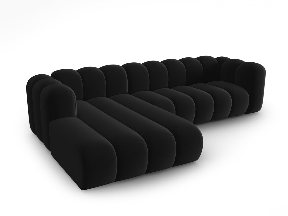 Lupine Velour modulares Ecksofa links 4 Sitzer in Black-Salvador präsentiert im Onlineshop von KAQTU Design AG. L-Sofa links ist von Micadoni