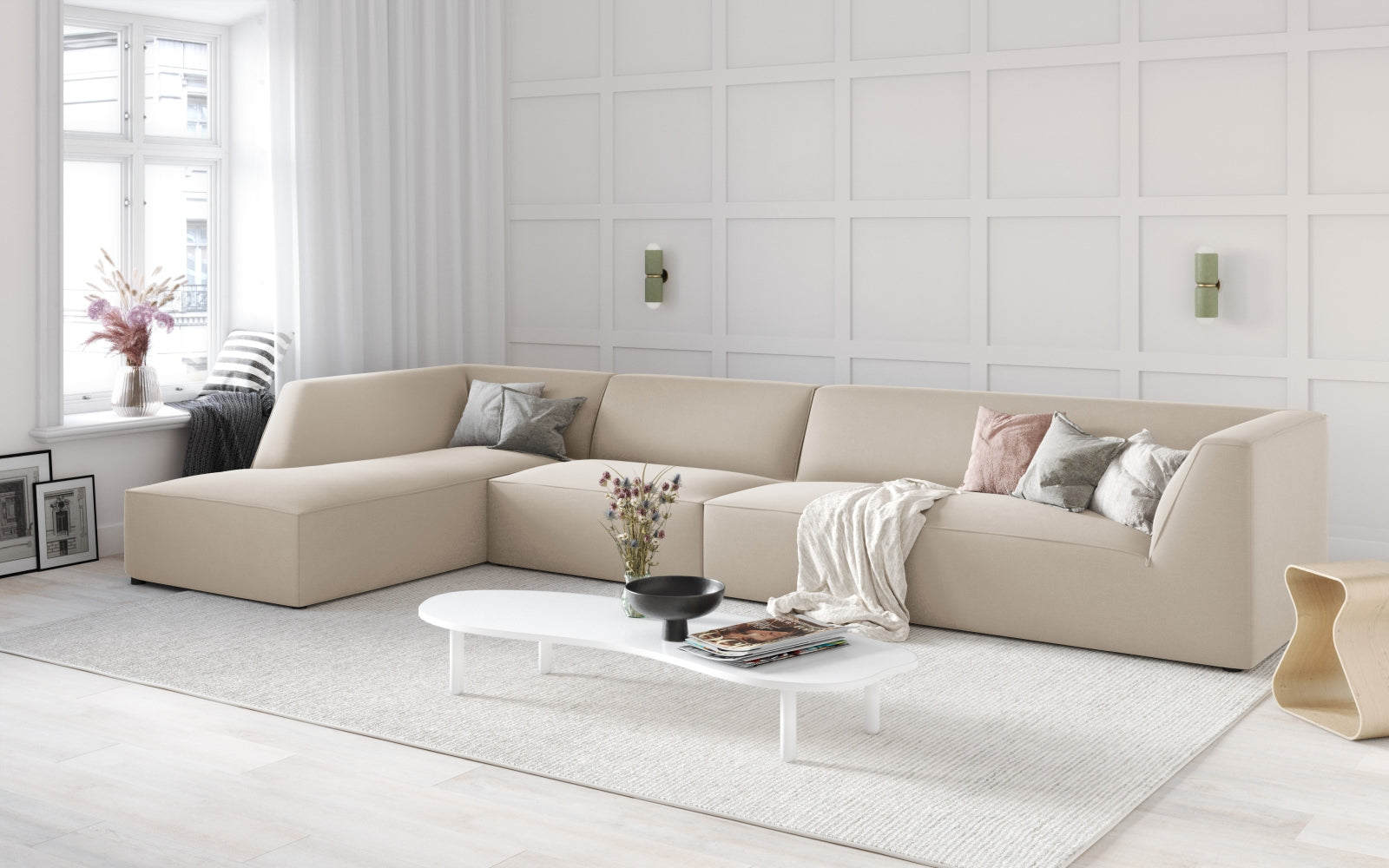 Elegantes Ruby Velour Ecksofa in stilvollem Design, ideal für moderne Wohnräume. Modulares 5-Sitzer Sofa in sanften Beigetönen.