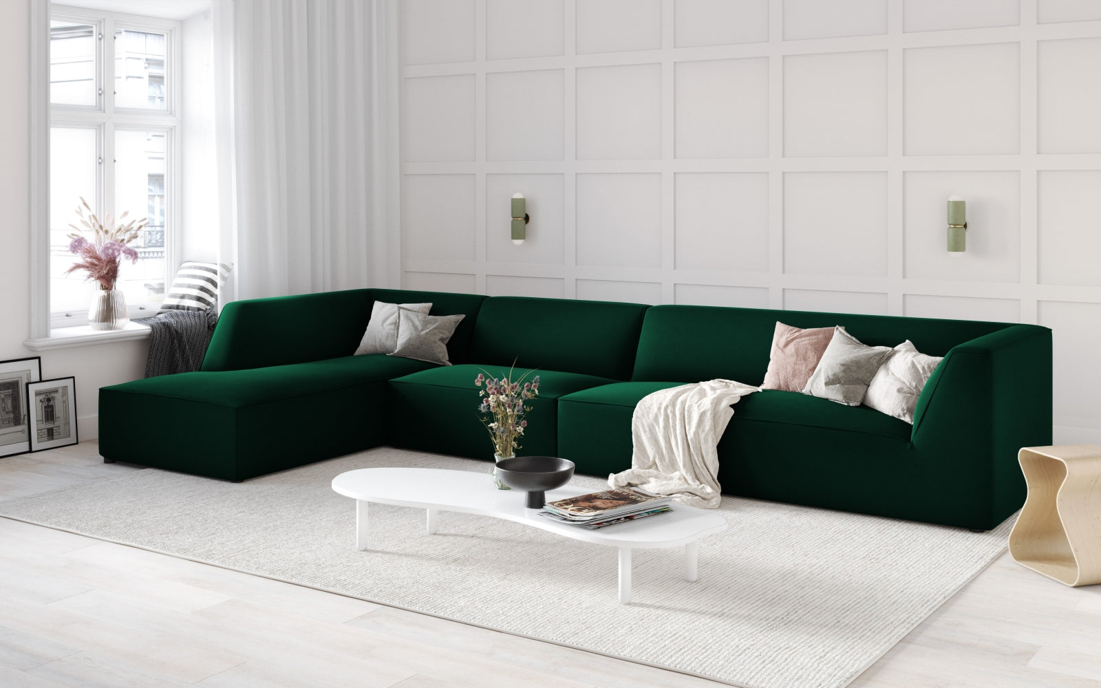 Elegantes Ruby Velour Ecksofa in tiefem Rot, modulares Design, ideal für stilvolle Wohnräume, präsentiert in einer gemütlichen Atmosphäre.