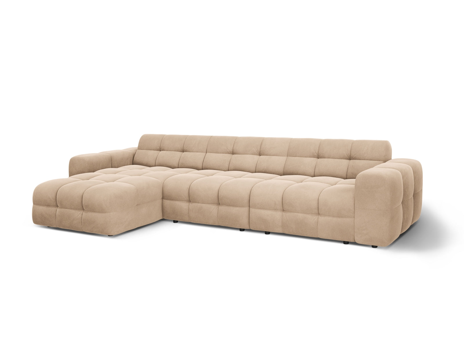 Modernes Kendal Velour Ecksofa in sanftem Almond Beige, perfekt für gemütliche Wohnzimmer. Geräumiges 5-Sitzer Modell von Micadoni.