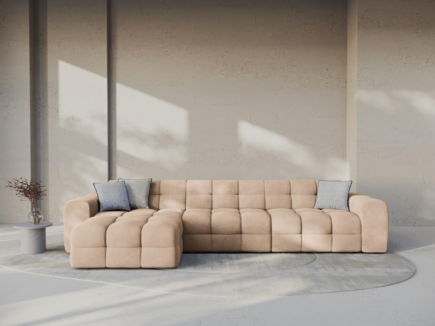 Elegantes Kendal Velour Ecksofa in Almond Beige, ideal für stilvolle Wohnräume. Komfortables 5-Sitzer Design von Micadoni.