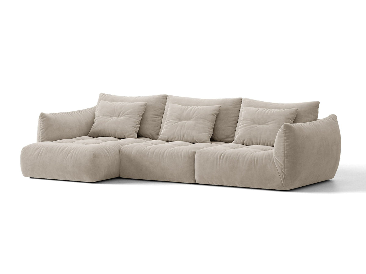 Beiges L-Sofa links von Micadoni mit weichem Veloursstoff Casino, schwarzen Kunststoffbeinen und breiter, tiefer Sitzfläche.