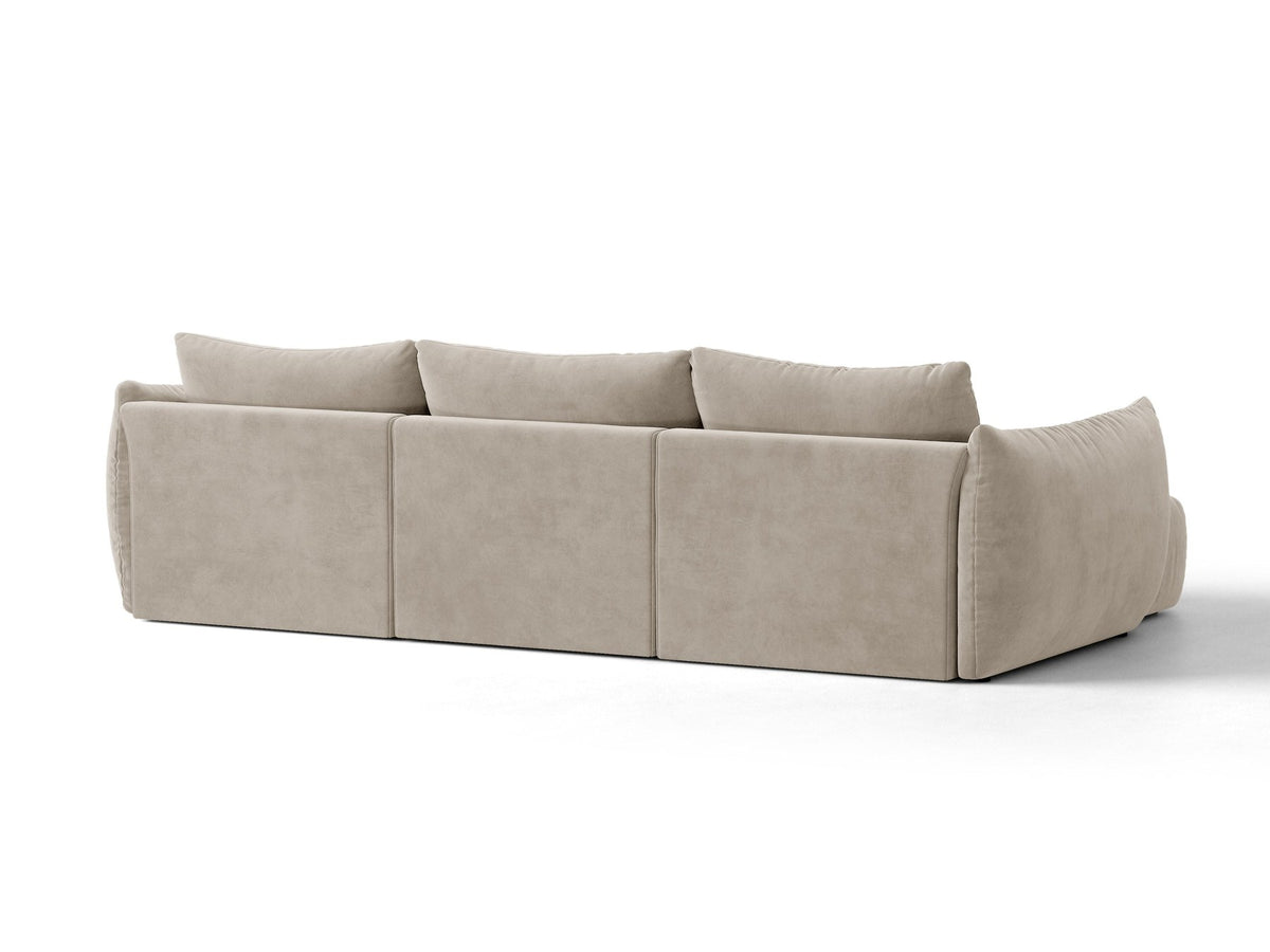 Beiges L-Sofa links von Micadoni mit weichem Veloursstoff Casino, schwarzen Kunststoffbeinen und breiter, tiefer Sitzfläche.