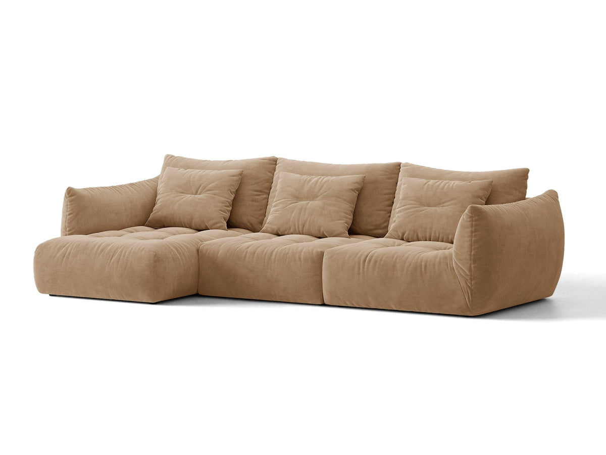 Beiges L-Sofa links von Micadoni mit weichem Veloursstoff Casino, schwarzen Kunststoffbeinen und breiter, tiefer Sitzfläche.