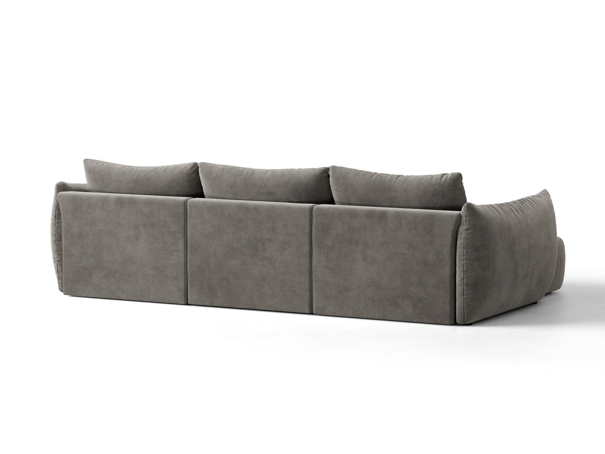 Beiges L-Sofa links von Micadoni mit weichem Veloursstoff Casino, schwarzen Kunststoffbeinen und breiter, tiefer Sitzfläche.